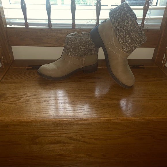 Rocket Dog Shoes - "SOLD" NWOT Rocket Dog Women's Zip-Up Tan Suede Ankle Sweater Boots Size 8